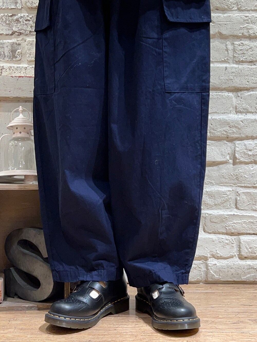 ホワイト系のシャツ/ブラウス、ホワイト系のニット/セーター、ブルー系のカーゴパンツを着用したレディースの冬コーディネートの5枚目の写真