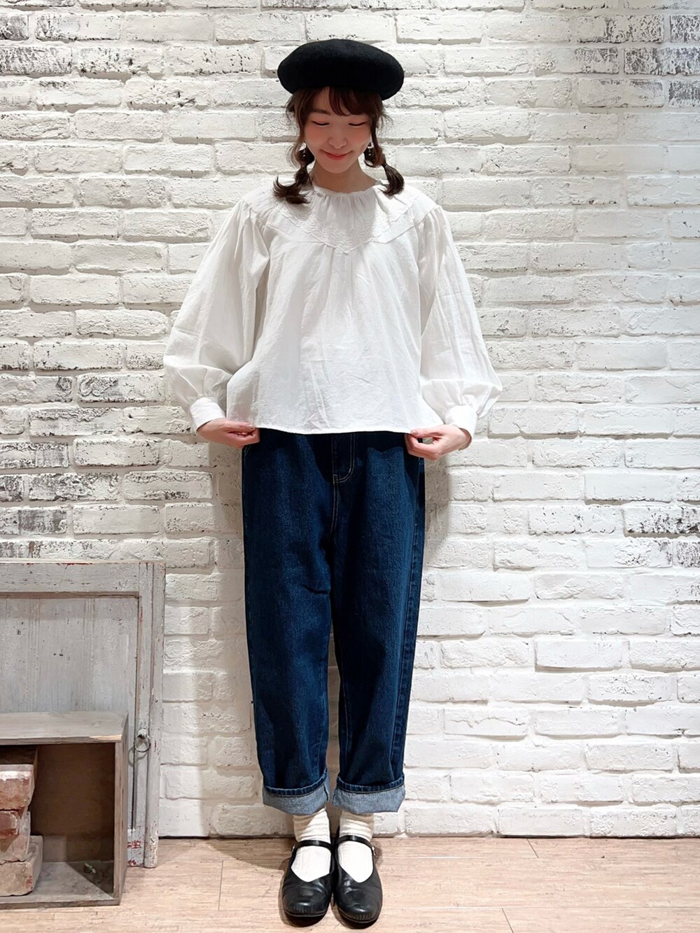 ホワイト系のTシャツ/カットソー、ホワイト系のシャツ/ブラウス、ブルー系のワンピースを着用したレディースの冬コーディネートの2枚目の写真