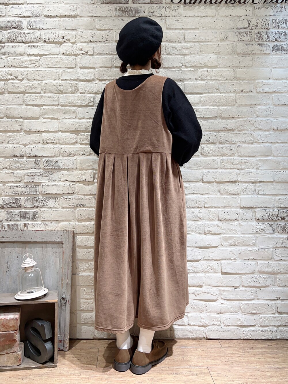 ホワイト系のシャツ/ブラウス、ブラック系のカーディガン/ボレロ、ベージュ系のワンピースを着用したレディースの秋コーディネートの4枚目の写真