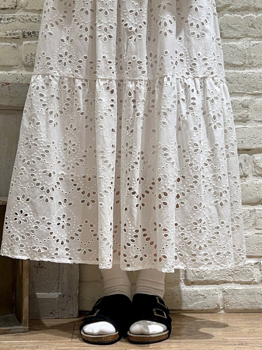 ホワイト系のTシャツ/カットソー、ホワイト系のシャツ/ブラウス、ブラック系のハンドバッグを着用したレディースの夏コーディネートの5枚目の写真