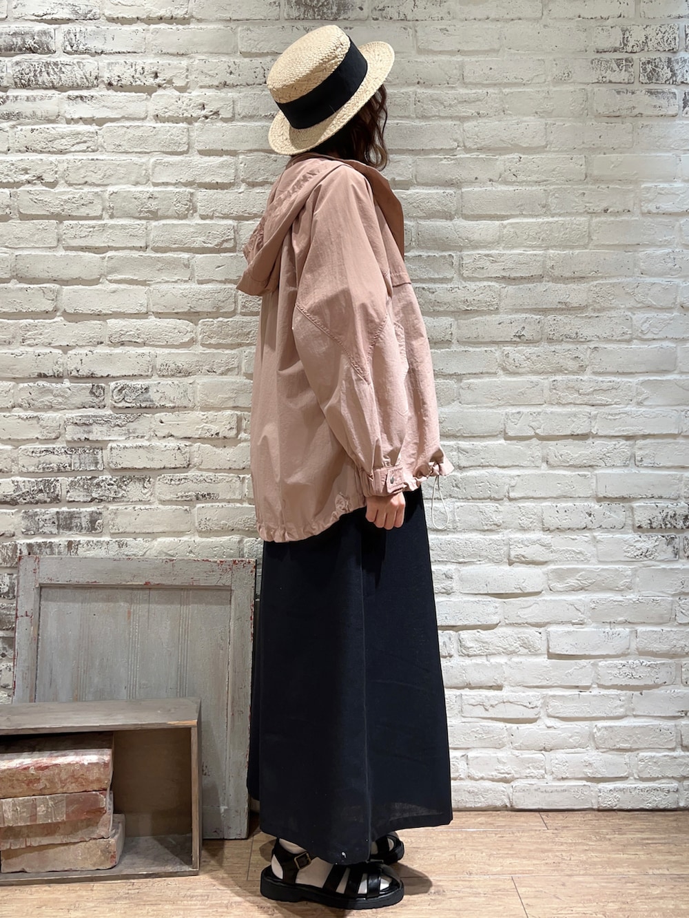ホワイト系のTシャツ/カットソー、ピンク系のブルゾン、ベージュ系のハンドバッグを着用したレディースの春コーディネートの3枚目の写真