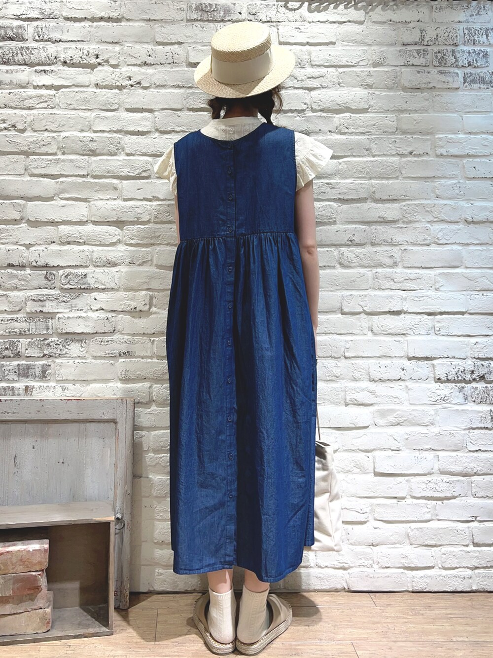 ホワイト系のシャツ/ブラウス、ブルー系のワンピース、ベージュ系のサンダルを着用したレディースの夏コーディネートの3枚目の写真