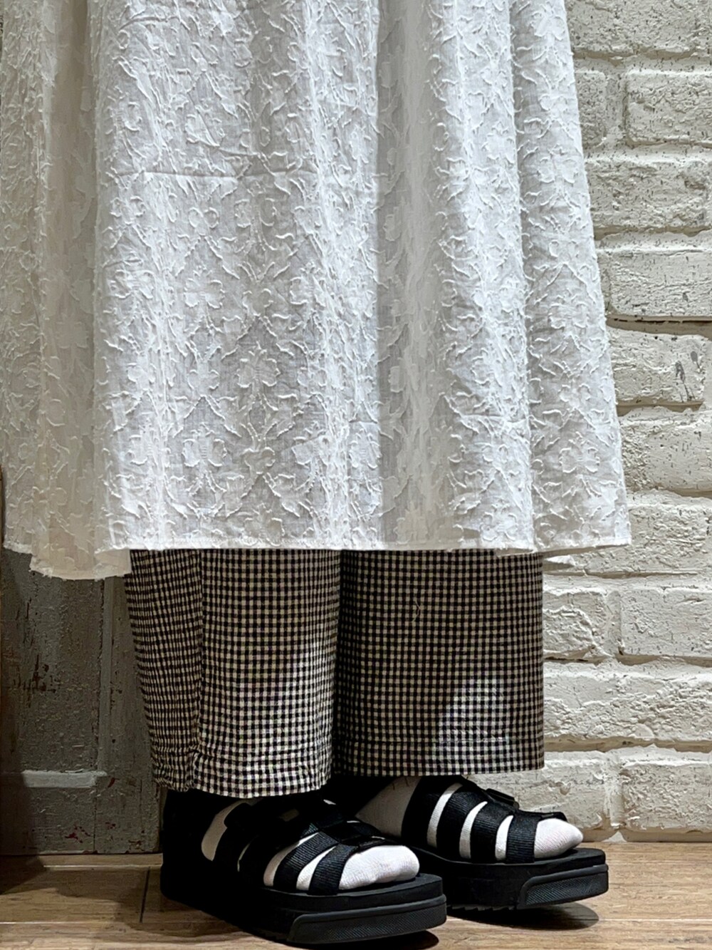 ホワイト系のタンクトップ、ブラック系のシャツ/ブラウス、ブラック系のハンドバッグを着用したレディースの夏コーディネートの5枚目の写真