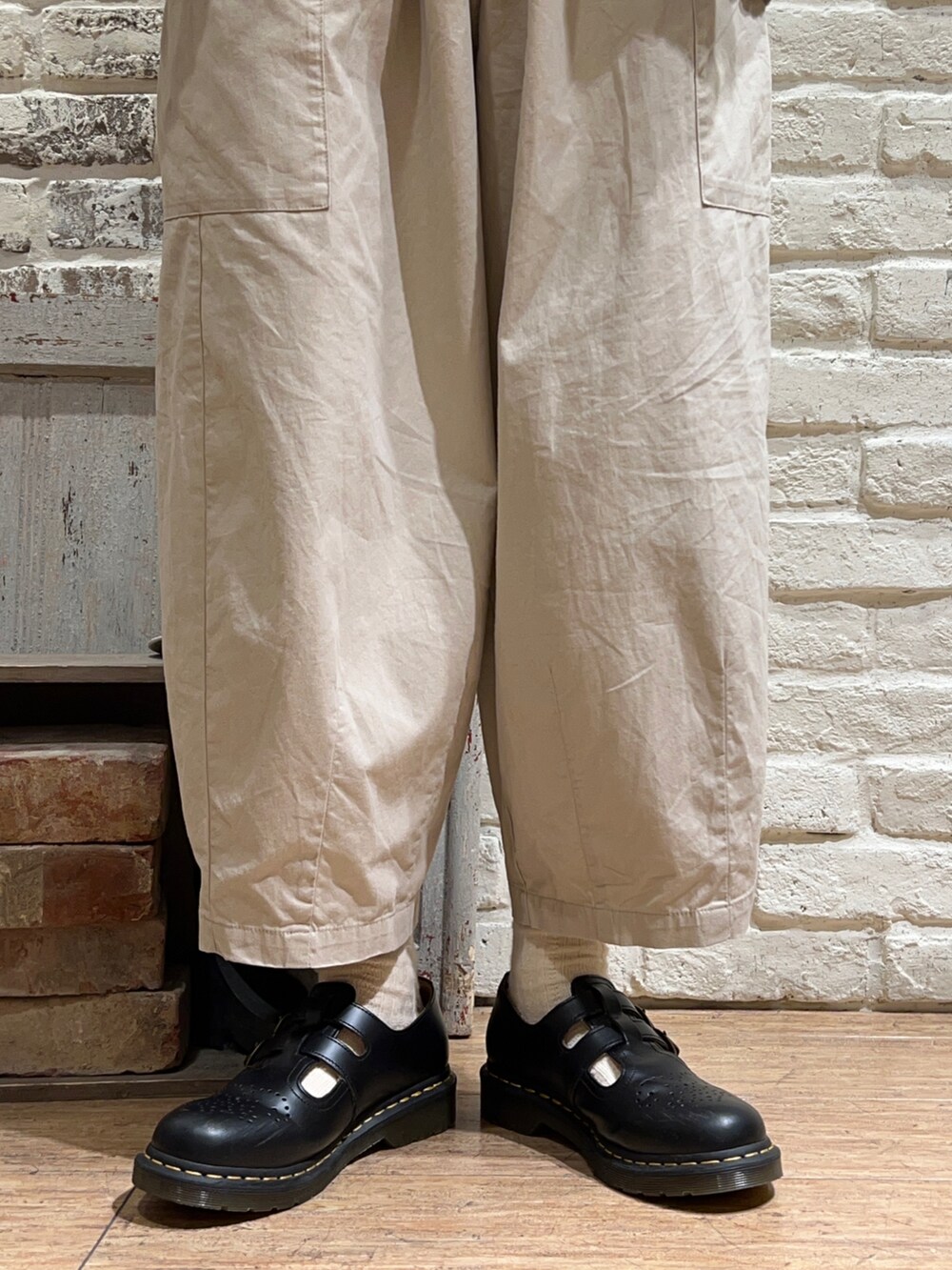 ブラック系のシャツ/ブラウス、ブラウン系のカーディガン/ボレロ、ベージュ系のカーゴパンツを着用したレディースの冬コーディネートの5枚目の写真