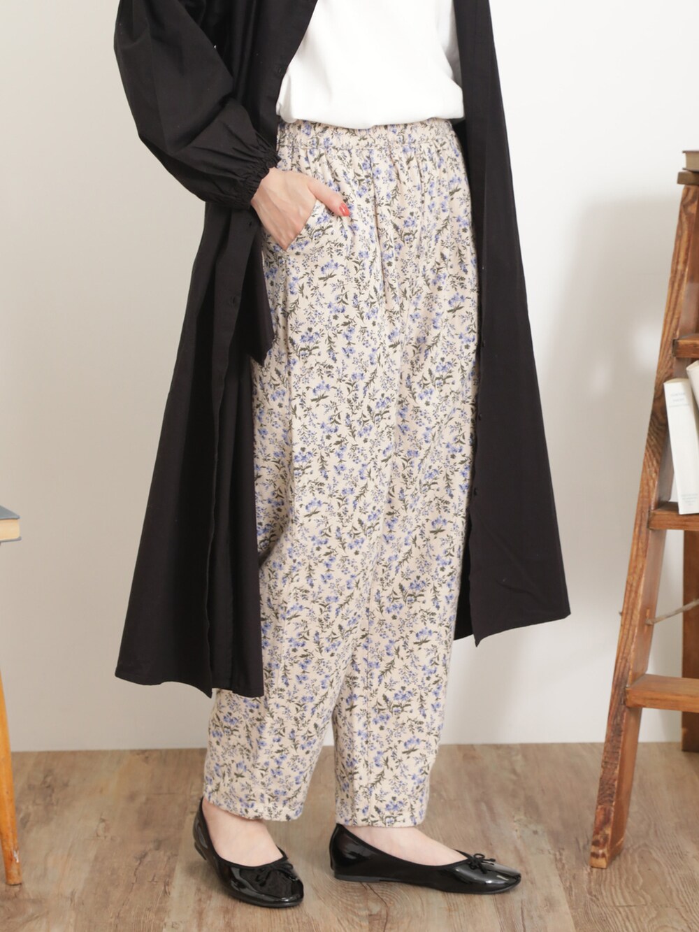 ホワイト系のベスト、ブラック系のワンピース、ブルー系のその他パンツを着用したレディースの春コーディネートの5枚目の写真