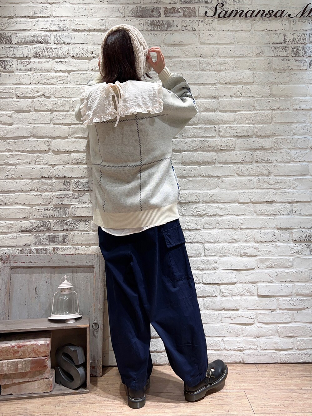 ホワイト系のシャツ/ブラウス、ホワイト系のニット/セーター、ブルー系のカーゴパンツを着用したレディースの冬コーディネートの4枚目の写真