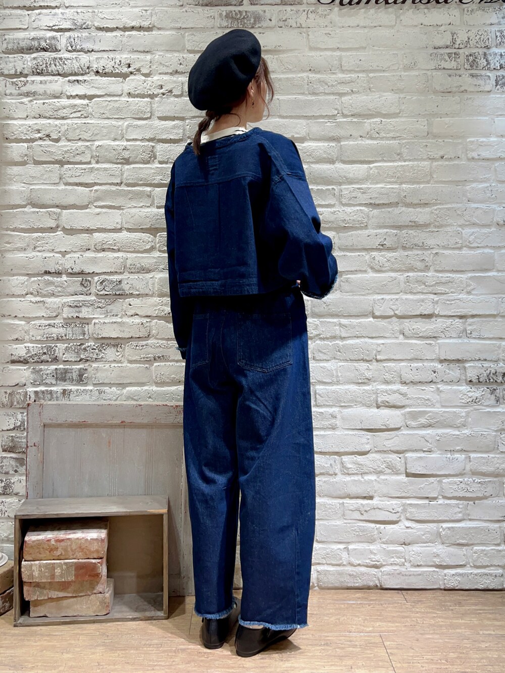 ホワイト系のTシャツ/カットソー、ブルー系のブルゾン、ブルー系のデニムパンツを着用したレディースの秋コーディネートの4枚目の写真