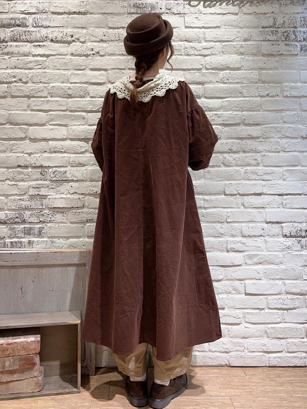 イエロー系のTシャツ/カットソー、ブラウン系のワンピース、ベージュ系のその他パンツを着用したレディースの秋コーディネートの4枚目の写真