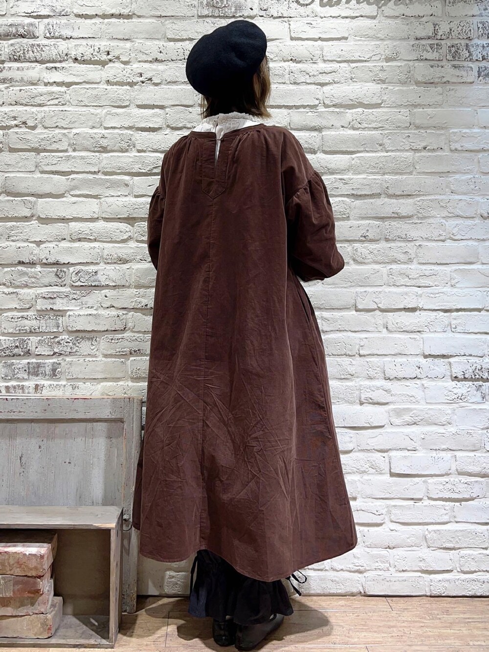 ホワイト系のシャツ/ブラウス、ブラウン系のワンピース、グレー系のその他パンツを着用したレディースの秋コーディネートの4枚目の写真