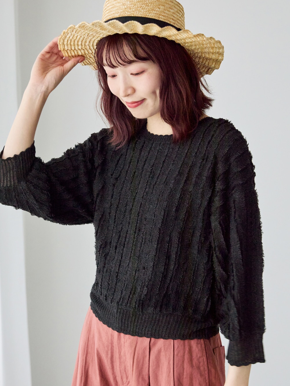 「サマンサ モスモス(Samansa Mos2)、Samansa Mos2、SM2、TSUHARU by Samansa Mos2、夏コーデ、ゆるコーデ、シンプルコーデ、カジュアルコーデ、大人カジュアル、フリンジ、カーディガン、タックパンツ、ブラウン、カンカン帽、メッシュサンダル」|「Samansa Mos2の【UVカット/消臭効果】なみなみカンカン帽(ハット、ブラック系)」を使った、いっしき🐻さん(レディース・164cm)の春コーディネートの2枚目の写真