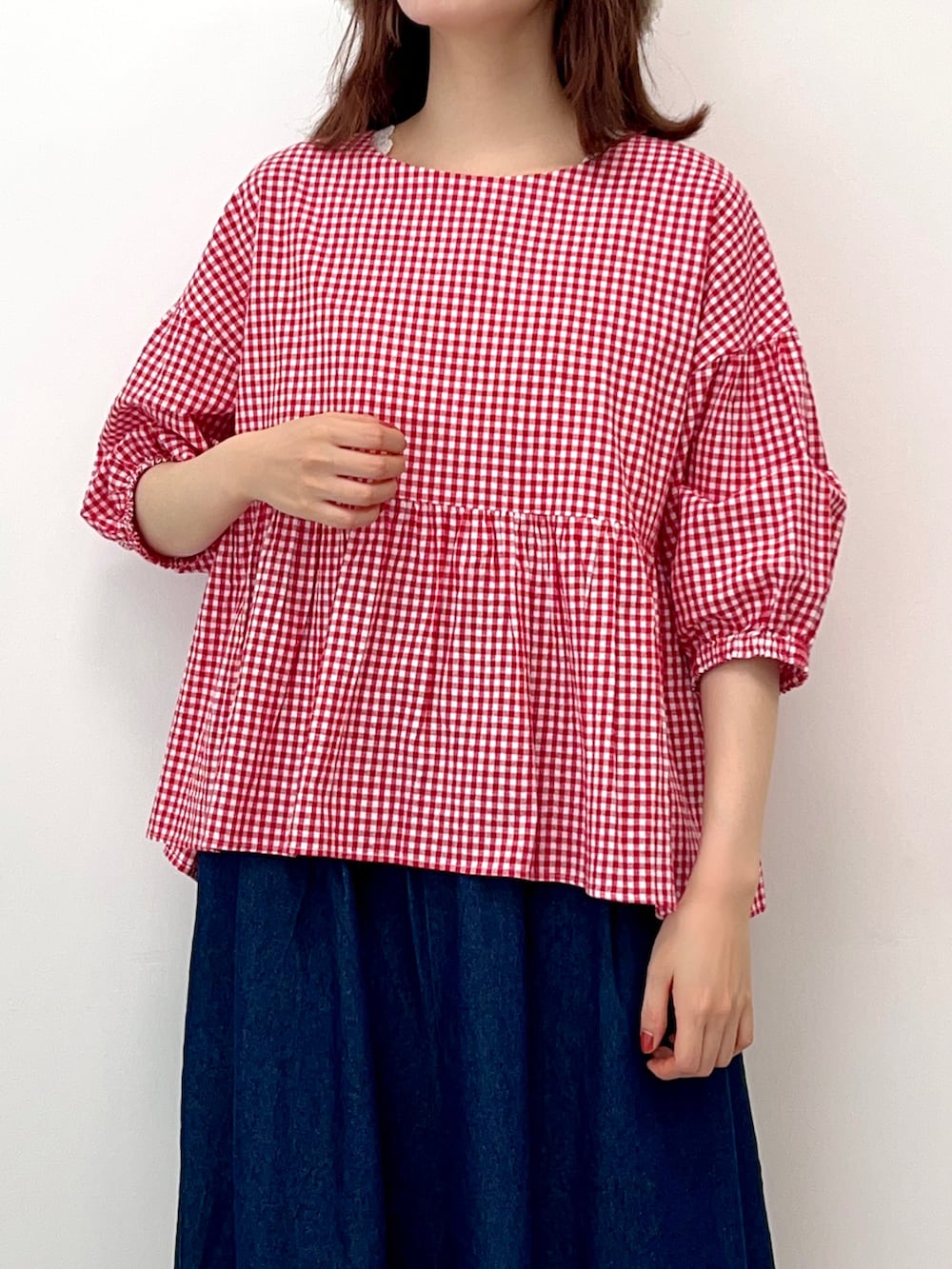 ブラック系のサンダル、レッド系のシャツ/ブラウス、ブルー系のワンピースを着用したレディースの春コーディネートの3枚目の写真