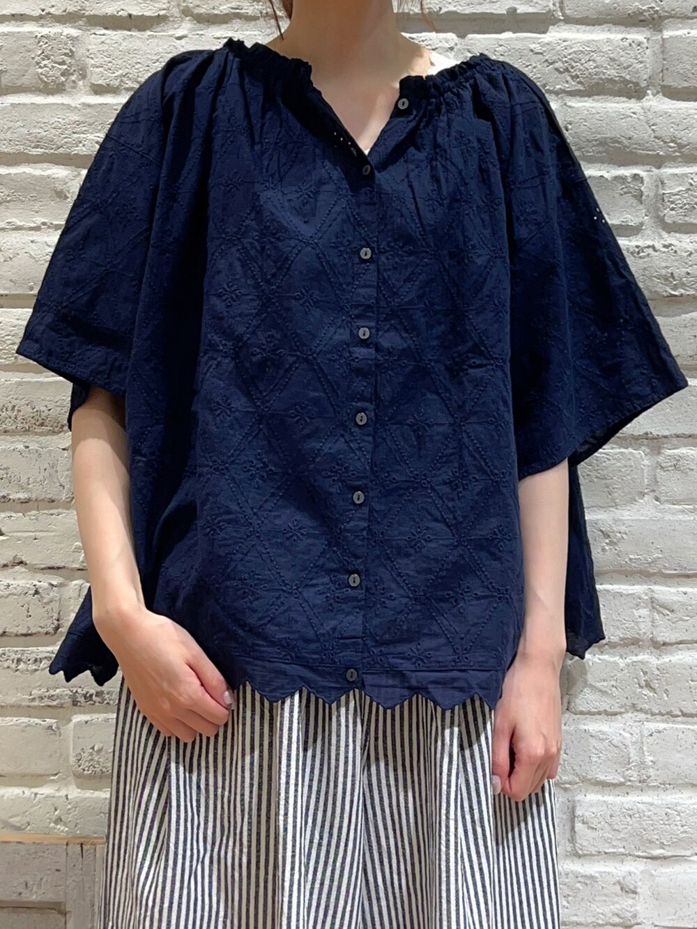 「サマンサ モスモス(Samansa Mos2)、SM2、夏コーデ、ゆるコーデ、カジュアルコーデ、シンプルコーデ、モノトーン、マリン、ネイビー、レース、ストライプ、ワイドパンツ、カンカン帽、バレエシューズ」|「Samansa Mos2のスクエアレースノースリーブ(Tシャツ/カットソー、ホワイト系)」を使った、いっしき🐻さん(レディース・163cm)の春コーディネートの2枚目の写真