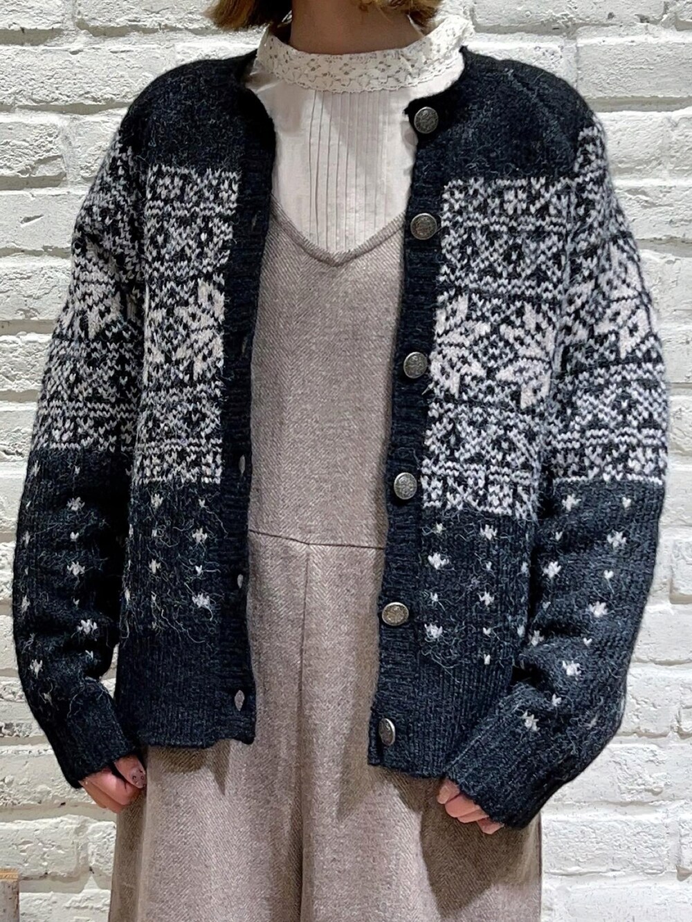 ベージュ系のシャツ/ブラウス、グレー系のカーディガン/ボレロ、ブラウン系のサロペット/オーバーオールを着用したレディースの秋コーディネートの2枚目の写真