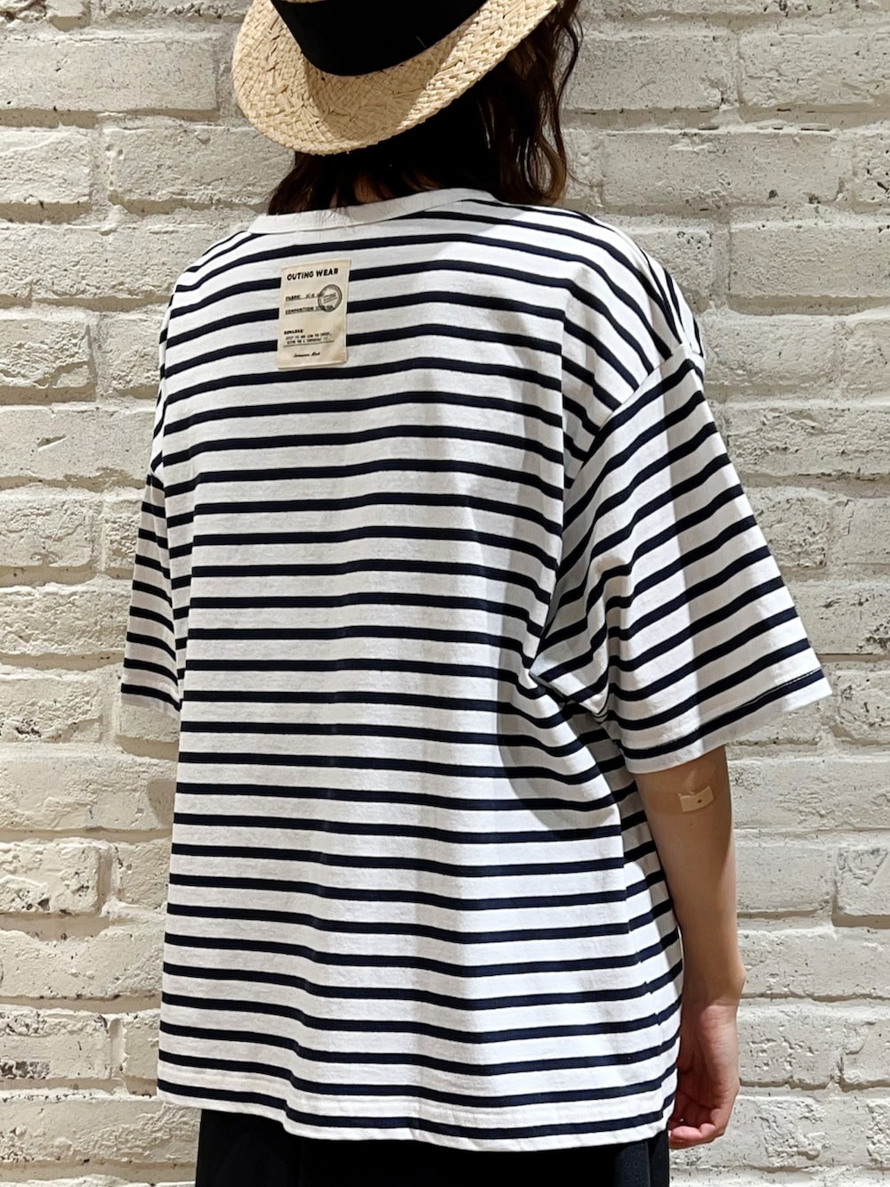 ホワイト系のTシャツ/カットソー、ピンク系のブルゾン、ベージュ系のハンドバッグを着用したレディースの春コーディネートの5枚目の写真