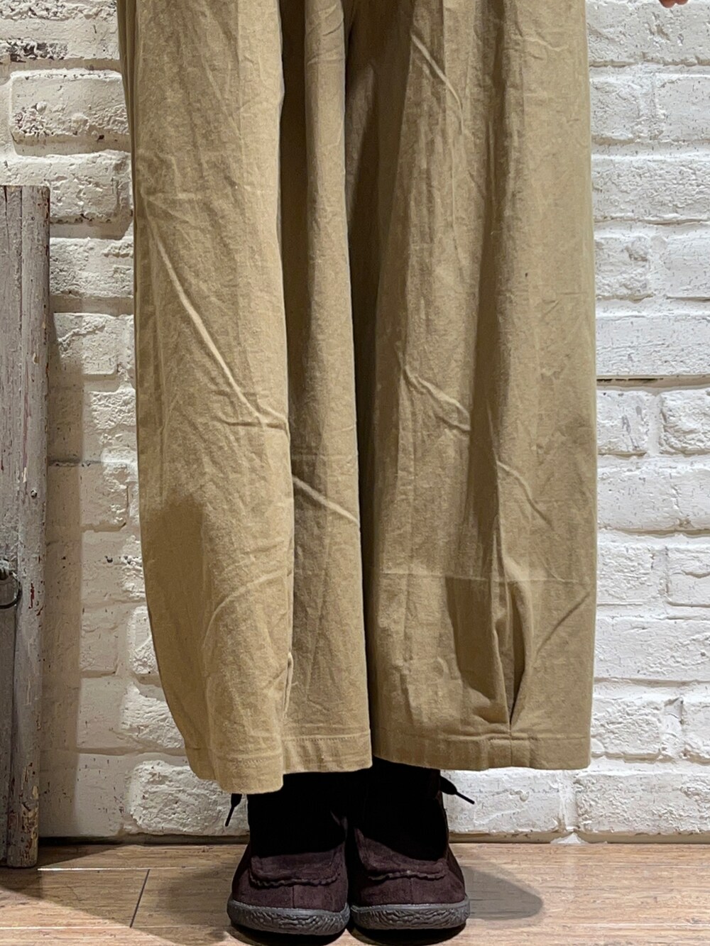 ホワイト系のニット/セーター、イエロー系のTシャツ/カットソー、ホワイト系のノーカラージャケットを着用したレディースの秋コーディネートの5枚目の写真