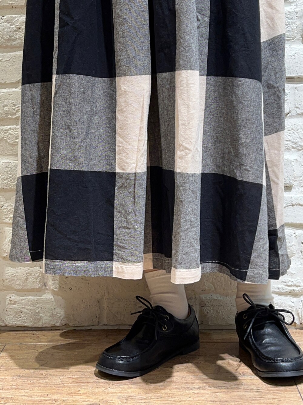 ホワイト系のTシャツ/カットソー、グレー系のTシャツ/カットソー、ブラック系のベストを着用したレディースの秋コーディネートの5枚目の写真