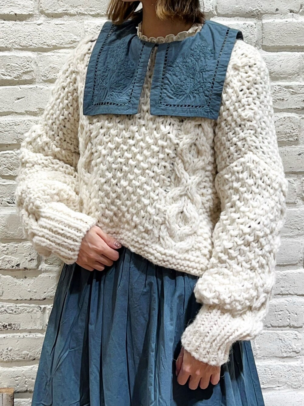 ホワイト系のTシャツ/カットソー、グリーン系のシャツ/ブラウス、ホワイト系のニット/セーターを着用したレディースの秋コーディネートの2枚目の写真