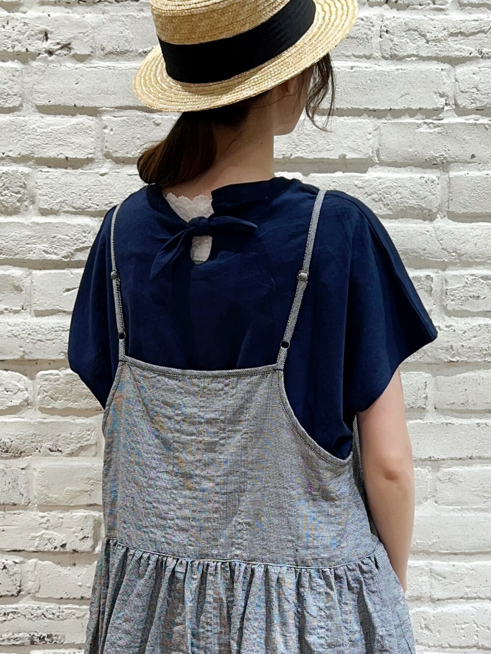 ベージュ系のTシャツ/カットソー、ブルー系のTシャツ/カットソー、ブラック系のワンピースを着用したレディースの夏コーディネートの4枚目の写真