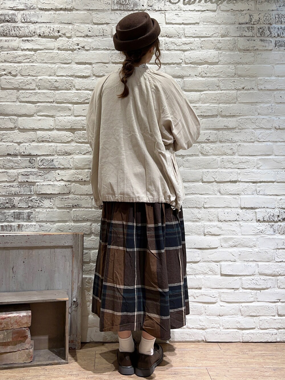 ホワイト系のシャツ/ブラウス、ベージュ系のブルゾン、ブラウン系のベストを着用したレディースの秋コーディネートの5枚目の写真