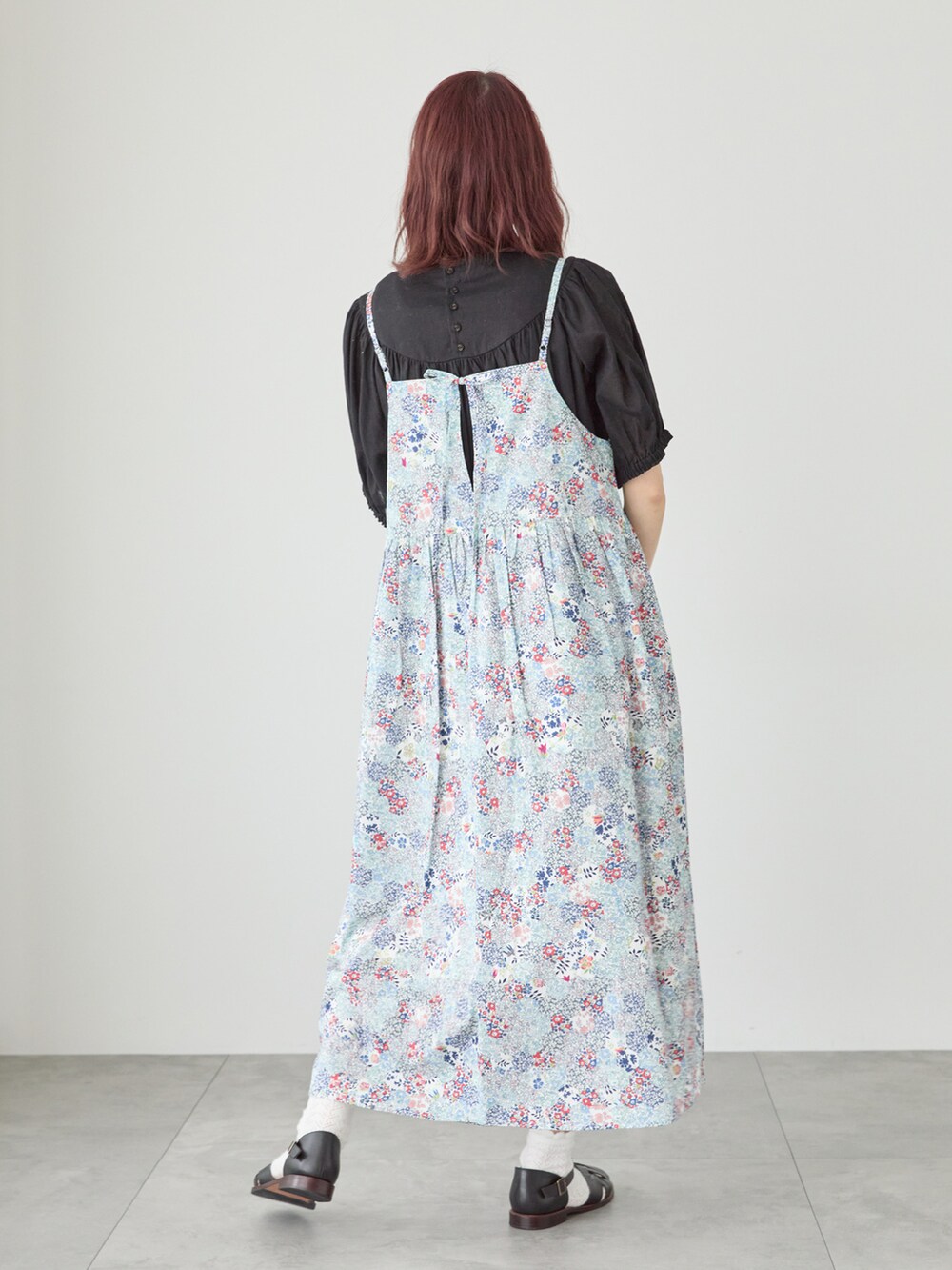 「サマンサ モスモス(Samansa Mos2)、Samansa Mos2、SM2、TSUHARU by Samansa Mos2、夏コーデ、ゆるコーデ、刺繍、パフスリーブ、キャミワンピース、キャミワンピ、ワンピース、花柄ワンピース、リバティ、LIBERTY、メッシュサンダル」|「TSUHARU by Samansa Mos2の麻綿メッシュリボン刺繍ブラウス(シャツ/ブラウス、ブラック系)」を使った、いっしき🐻さん(レディース・164cm)の春コーディネートの4枚目の写真