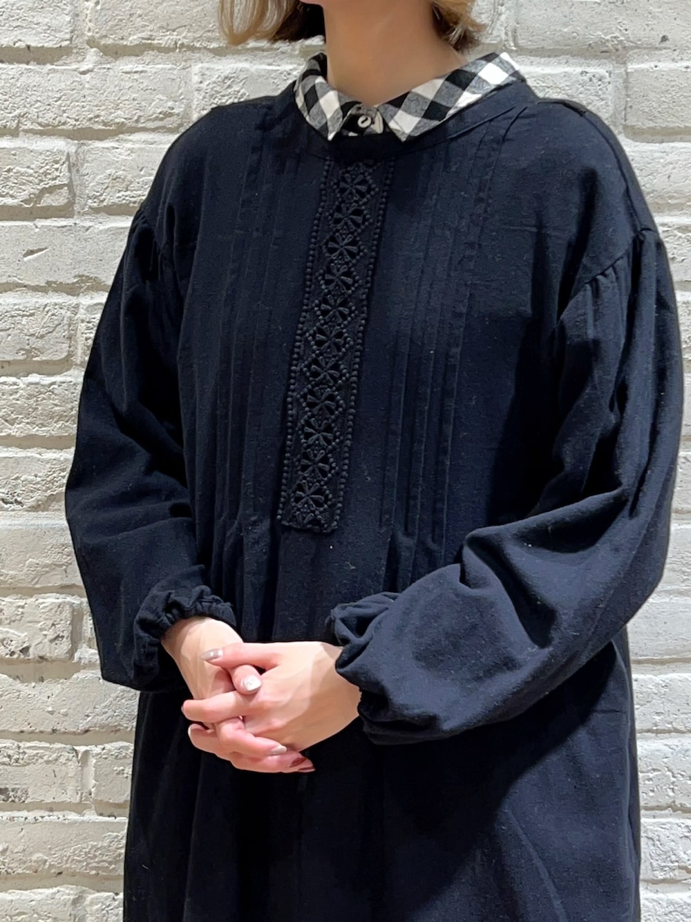 ブラック系のワンピース、ブラック系のシャツワンピース、ブラック系のドレスシューズを着用したレディースの冬コーディネートの5枚目の写真