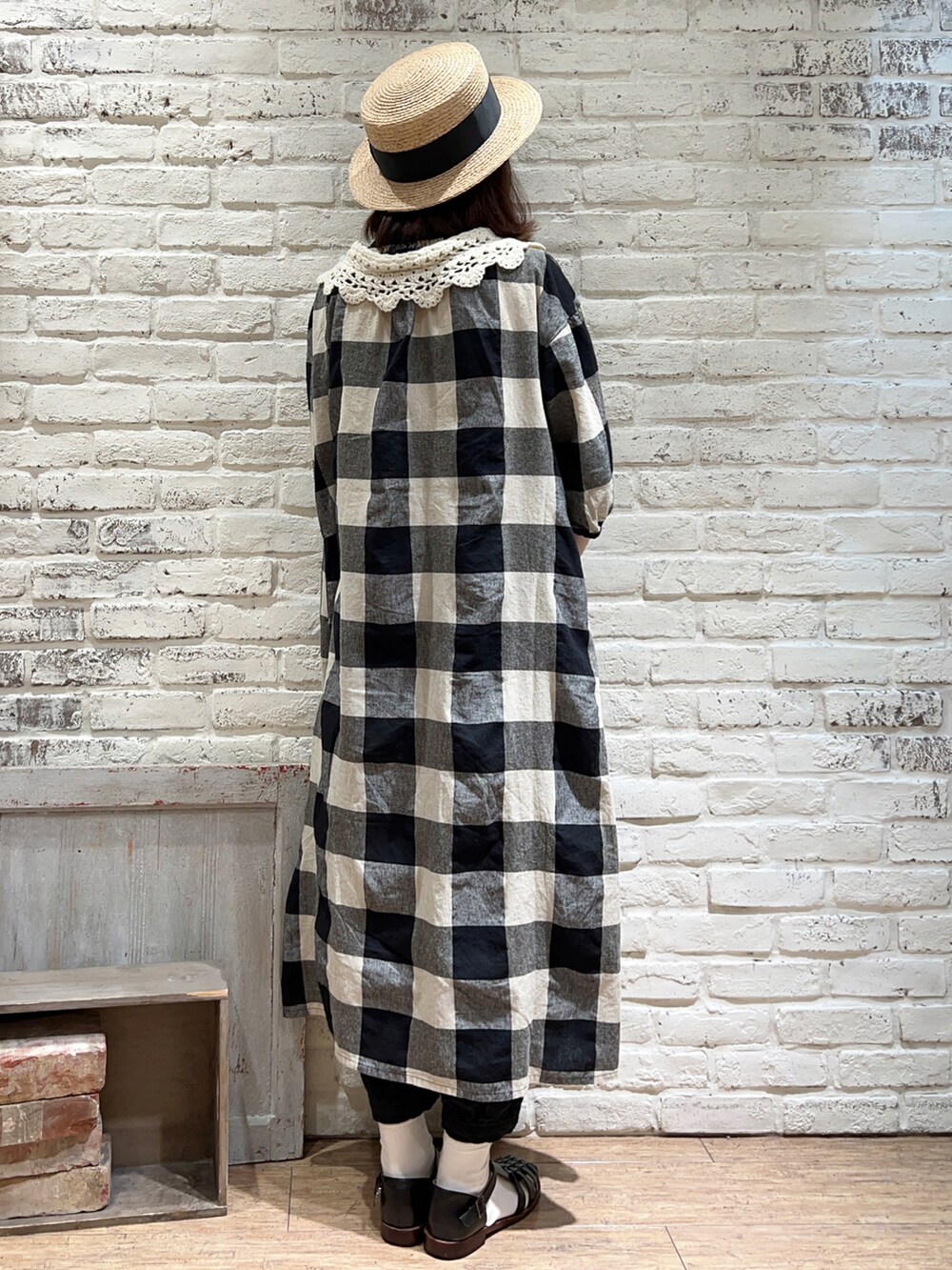 ブラック系のワンピース、ホワイト系のタンクトップ、ブラック系のその他パンツを着用したレディースの春コーディネートの4枚目の写真