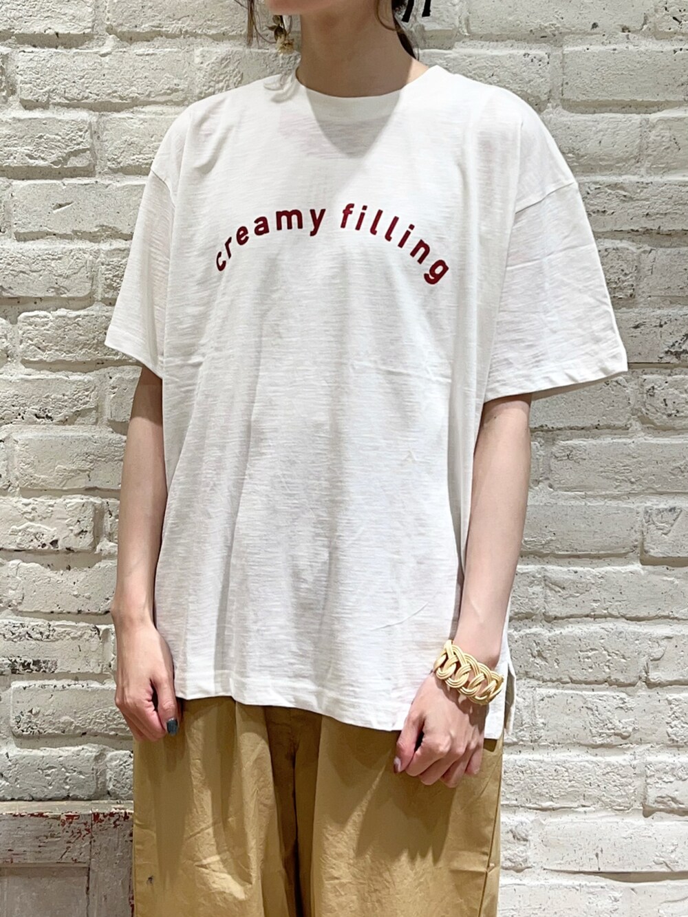 ホワイト系のTシャツ/カットソー、ホワイト系のワンピース、ベージュ系のその他パンツを着用したレディースの秋コーディネートの2枚目の写真