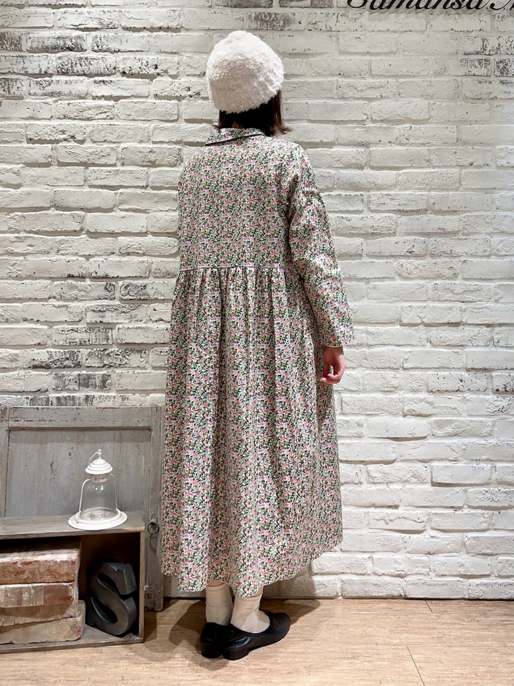 ピンク系のワンピース、ホワイト系のハット、その他のその他を着用したレディースの冬コーディネートの4枚目の写真