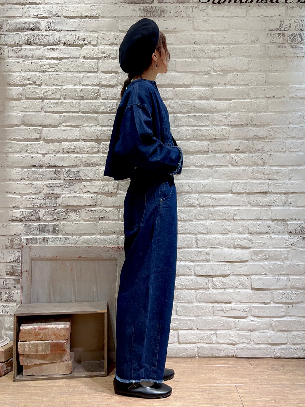 ホワイト系のTシャツ/カットソー、ブルー系のブルゾン、ブルー系のデニムパンツを着用したレディースの秋コーディネートの3枚目の写真