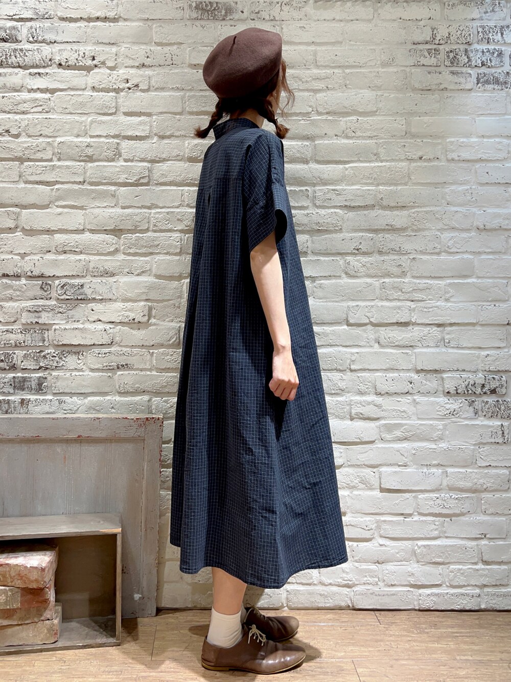 グリーン系のワンピース、その他のその他、その他のその他を着用したレディースの秋コーディネートの3枚目の写真