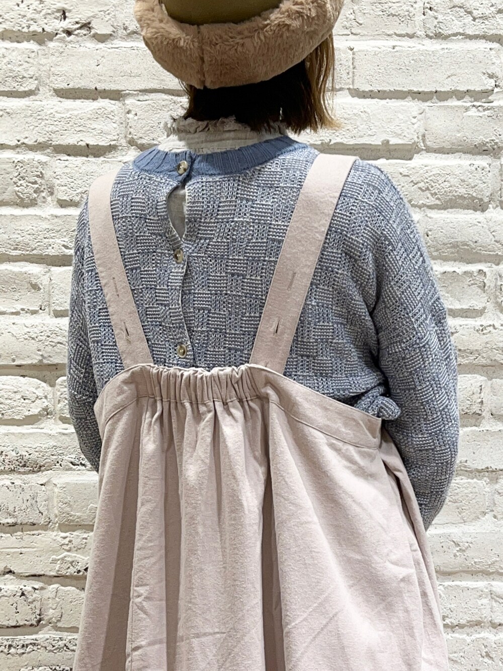 ホワイト系のシャツ/ブラウス、ブルー系のニット/セーター、ホワイト系のハンドバッグを着用したレディースの秋コーディネートの4枚目の写真