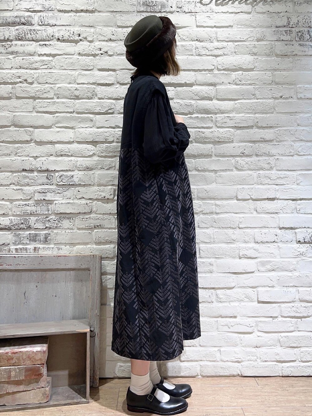 ブラック系のシャツ/ブラウス、ブラック系のワンピース、ブラック系のその他シューズを着用したレディースの秋コーディネートの3枚目の写真