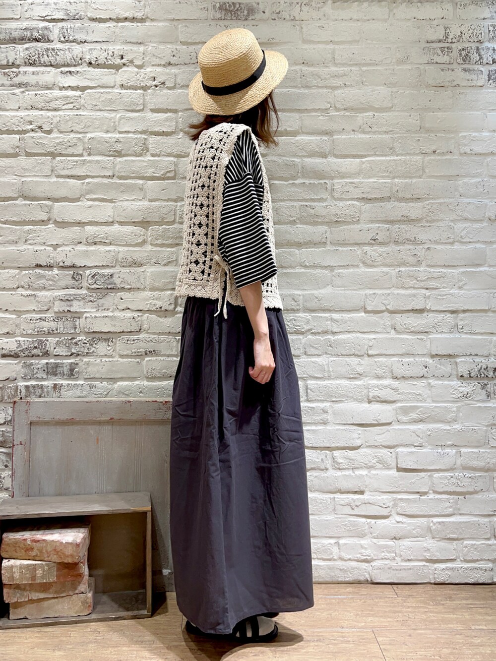 ホワイト系のベスト、グレー系のTシャツ/カットソー、グレー系のその他パンツを着用したレディースの秋コーディネートの4枚目の写真