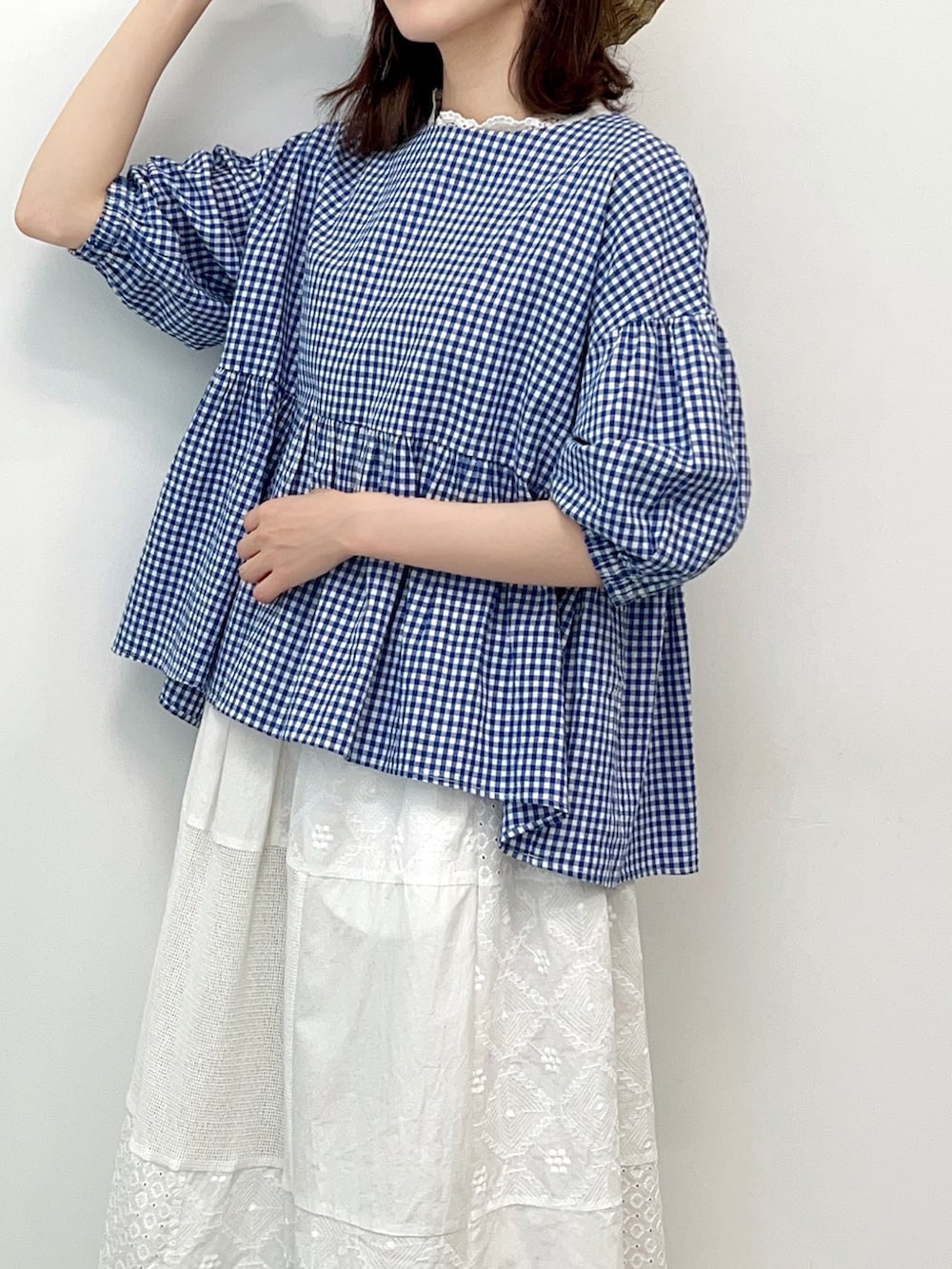 「サマンサ モスモス(Samansa Mos2)、Samansa Mos2、SM2、夏コーデ、ゆるコーデ、シンプルコーデ、ナチュラル、ギンガムチェック、チェック、スカート、白スカート、レーススカート、カンカン帽、メッシュサンダル、サンダル」｜「Samansa Mos2の【UVカット/消臭効果】なみなみカンカン帽（ハット、ブラック系）」を使った、いっしき🐻さん（レディース・164cm）の春コーディネートの2枚目の写真