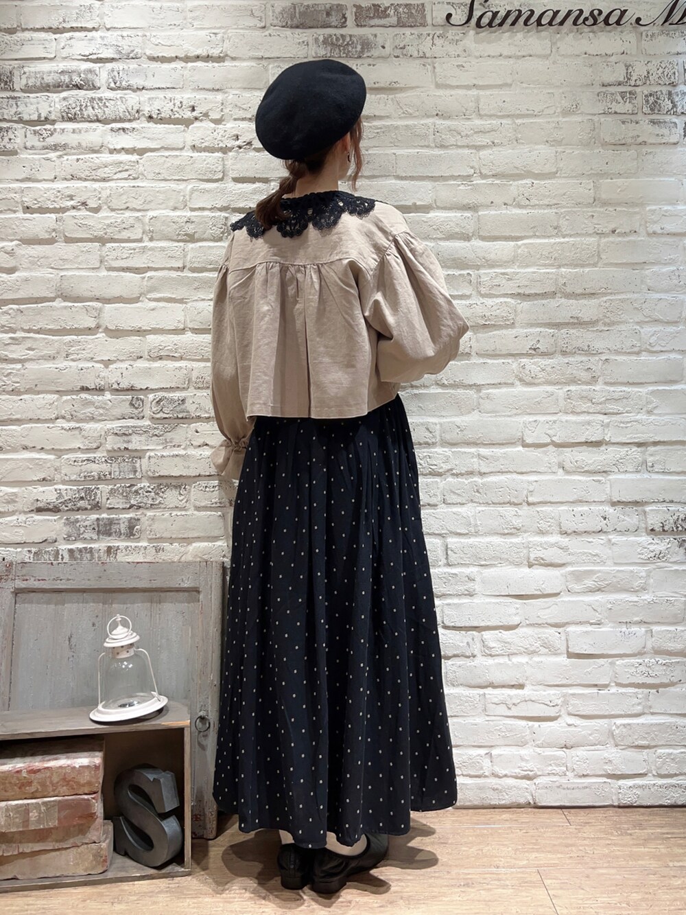 ブラック系のシャツ/ブラウス、ベージュ系のノーカラージャケット、ブラック系のスカートを着用したレディースの冬コーディネートの5枚目の写真