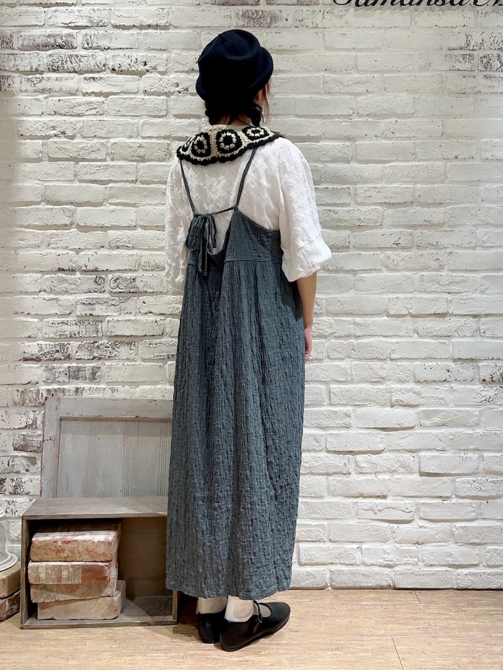 ホワイト系のTシャツ/カットソー、ブルー系のワンピース、ベージュ系のハンドバッグを着用したレディースの秋コーディネートの4枚目の写真