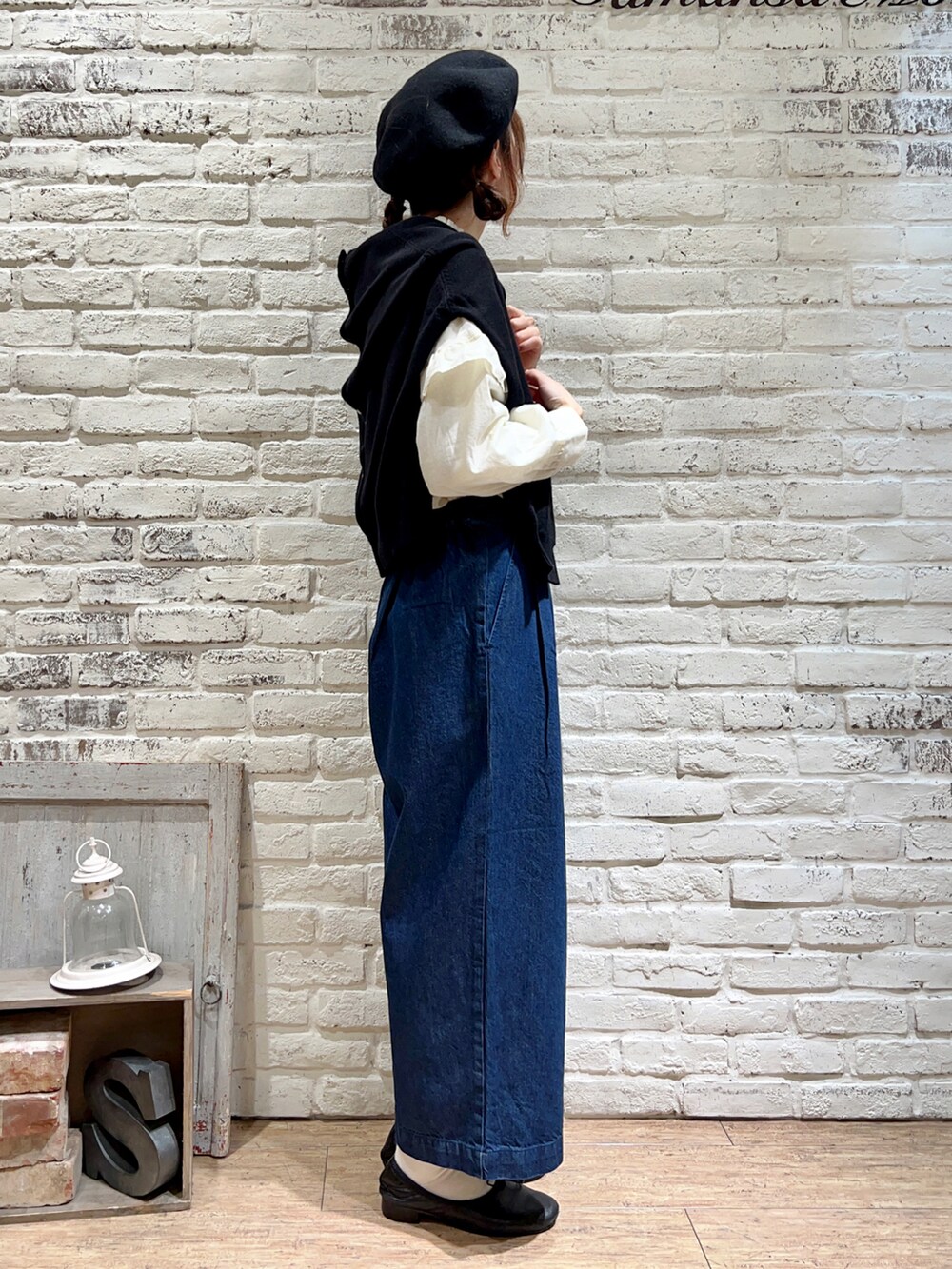 ホワイト系のシャツ/ブラウス、ブラック系のカーディガン/ボレロ、ブルー系のデニムパンツを着用したレディースの秋コーディネートの3枚目の写真