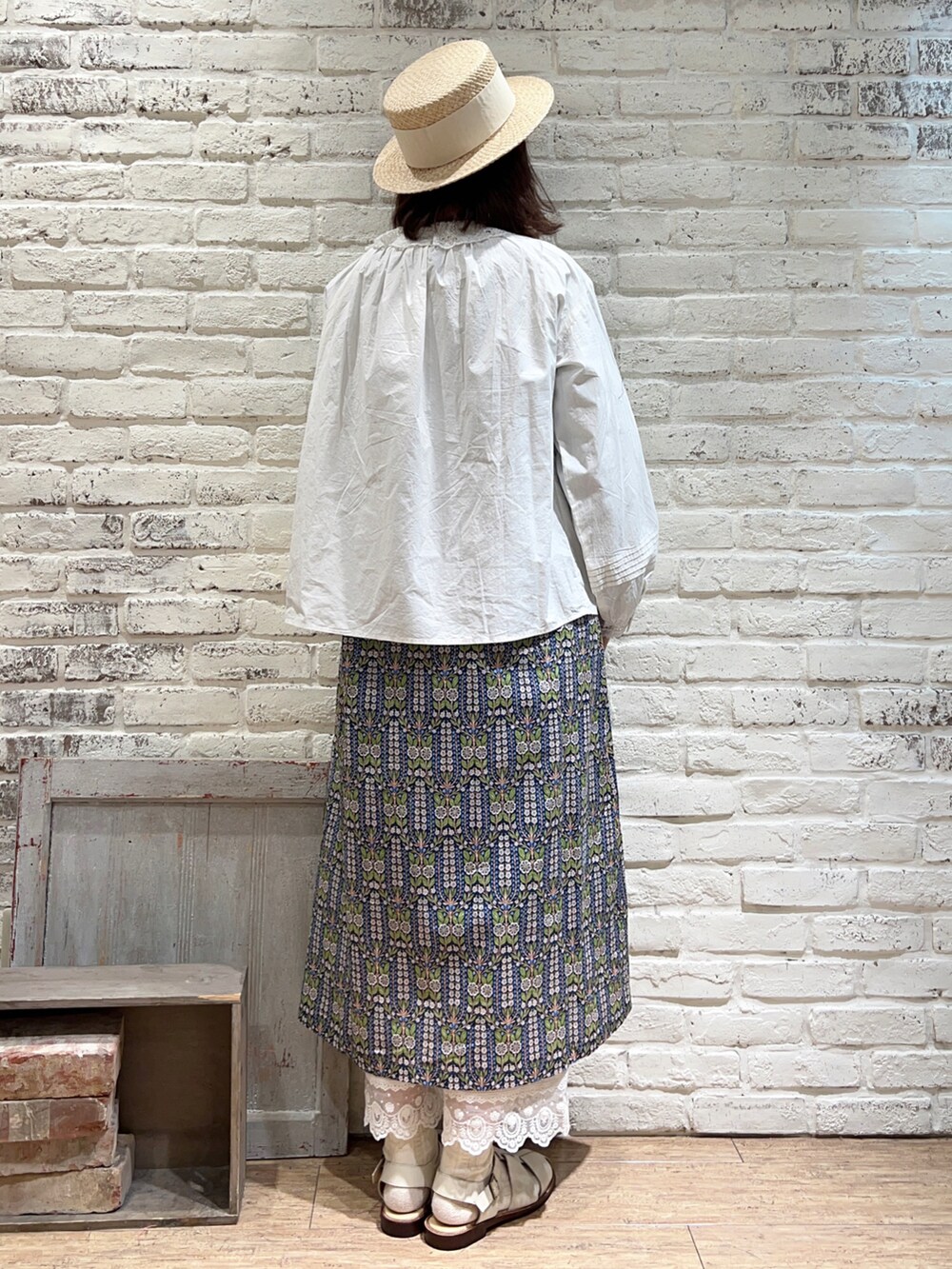 ホワイト系のTシャツ/カットソー、ホワイト系のシャツ/ブラウス、ブルー系のワンピースを着用したレディースの春コーディネートの4枚目の写真