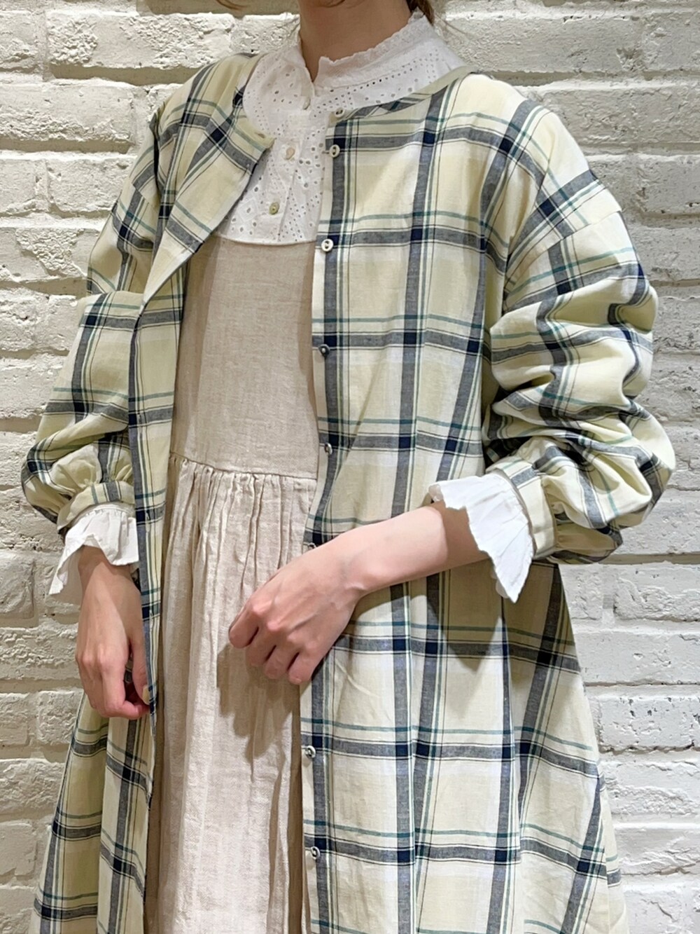 「サマンサ モスモス(Samansa Mos2)、SM2、春コーデ、ゆるコーデ、ワントーンコーデ、淡色コーデ、レイヤードスタイル、キャミワンピ、ワンピース、チェック、ハイネック、レース、カンカン帽」|「Samansa Mos2の太リボンカンカン帽(ハット、ホワイト系)」を使った、いっしき🐻さん(レディース・163cm)の春コーディネートの3枚目の写真