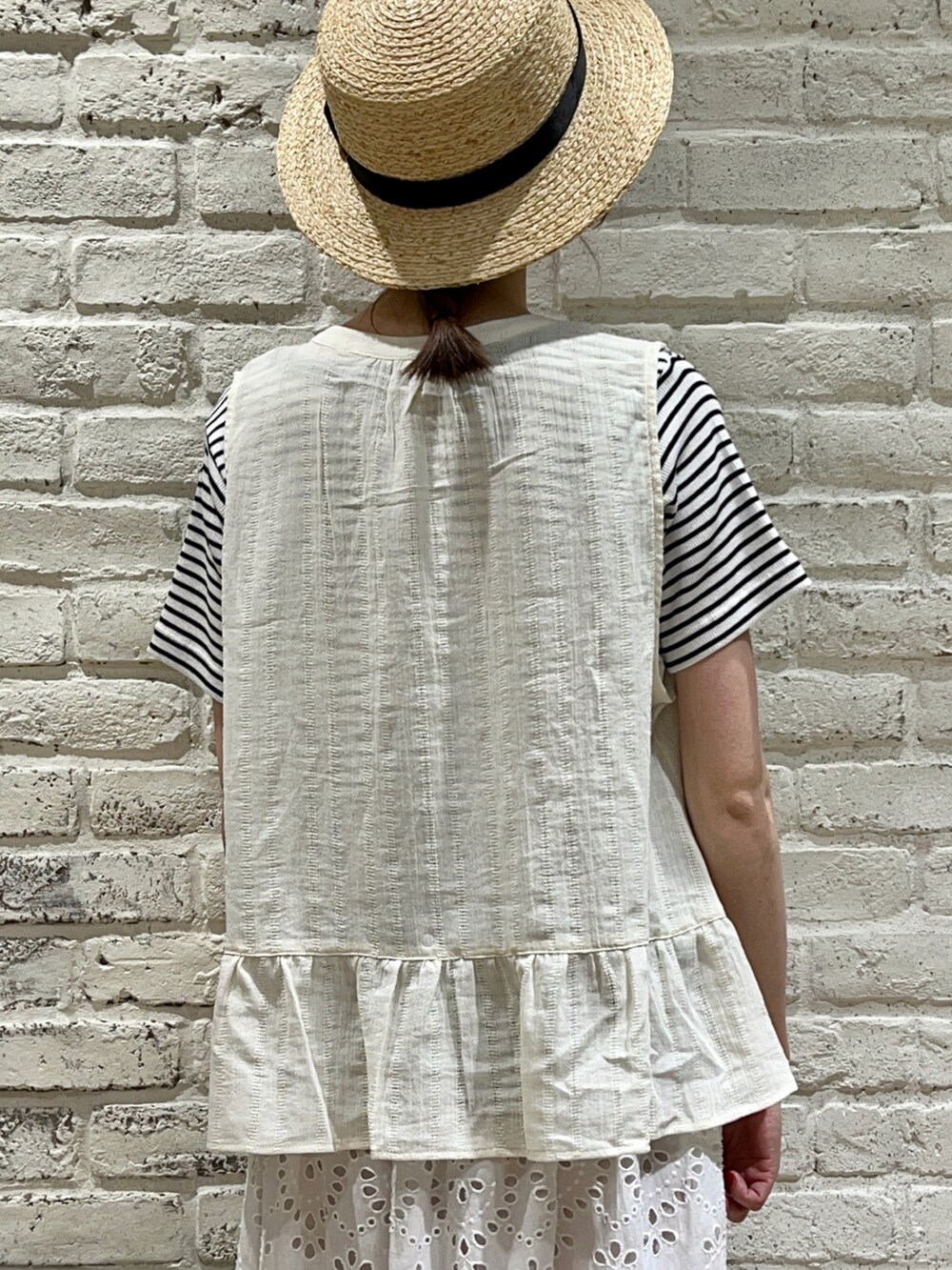 ホワイト系のTシャツ/カットソー、ホワイト系のシャツ/ブラウス、ブラック系のハンドバッグを着用したレディースの夏コーディネートの4枚目の写真