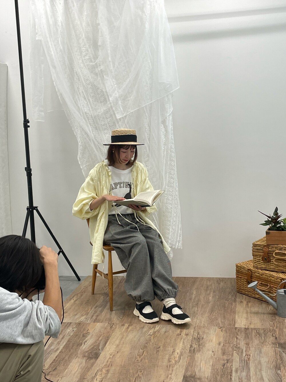 ホワイト系のTシャツ/カットソー、イエロー系のチュニック、グレー系のその他パンツを着用したレディースの春コーディネートの4枚目の写真