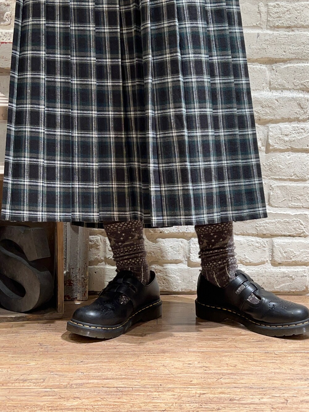 ホワイト系のシャツ/ブラウス、グリーン系のワンピース、グリーン系のスカートを着用したレディースの冬コーディネートの5枚目の写真