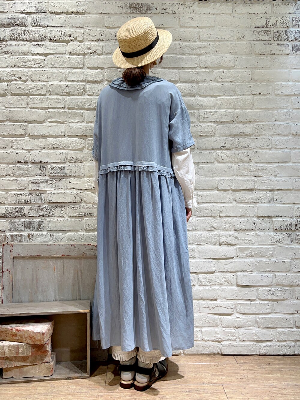 ホワイト系のシャツ/ブラウス、ブルー系のワンピース、ホワイト系のその他パンツを着用したレディースの秋コーディネートの4枚目の写真