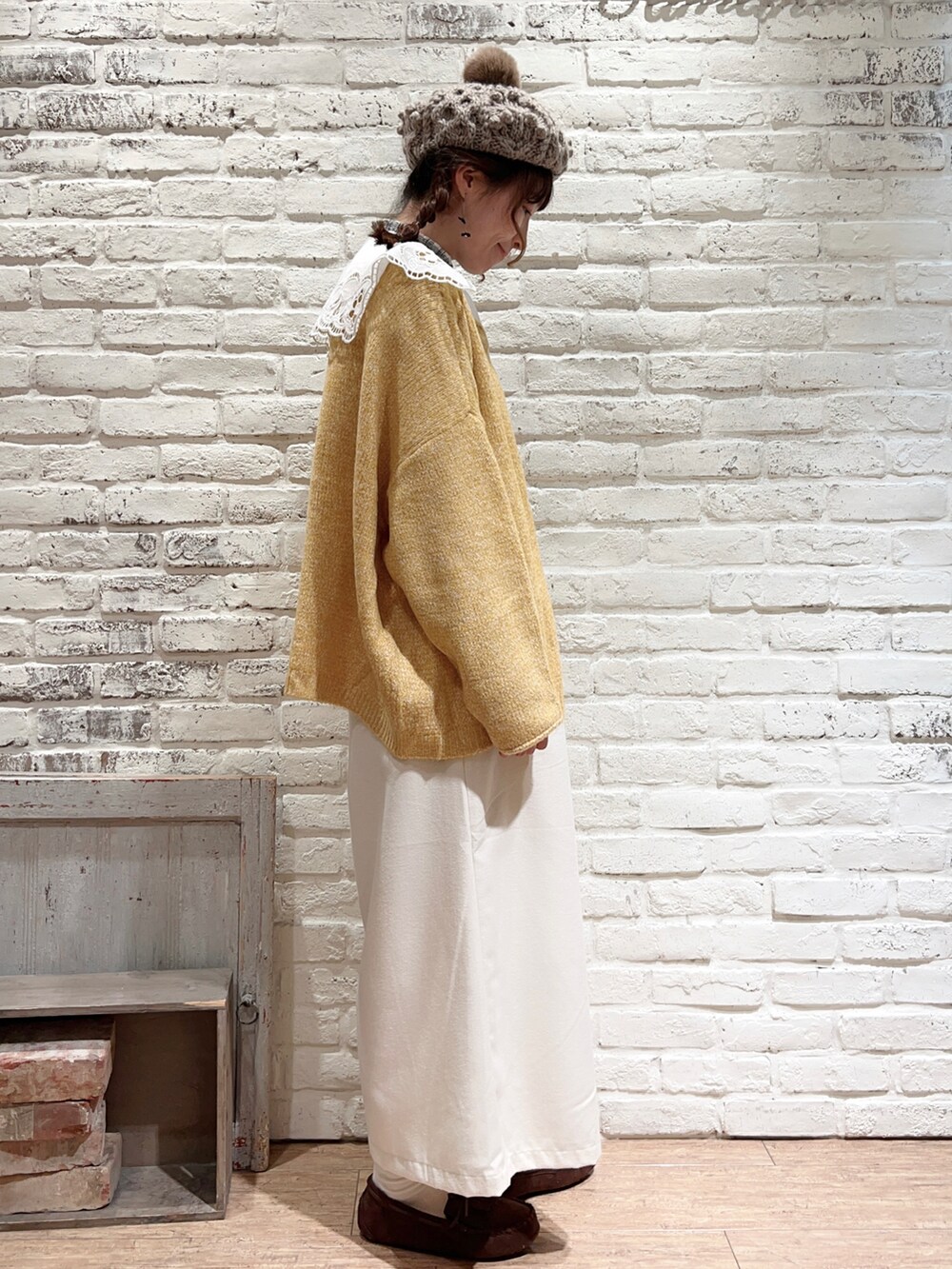 ホワイト系のシャツ/ブラウス、イエロー系のカーディガン/ボレロ、ホワイト系のその他パンツを着用したレディースの冬コーディネートの3枚目の写真