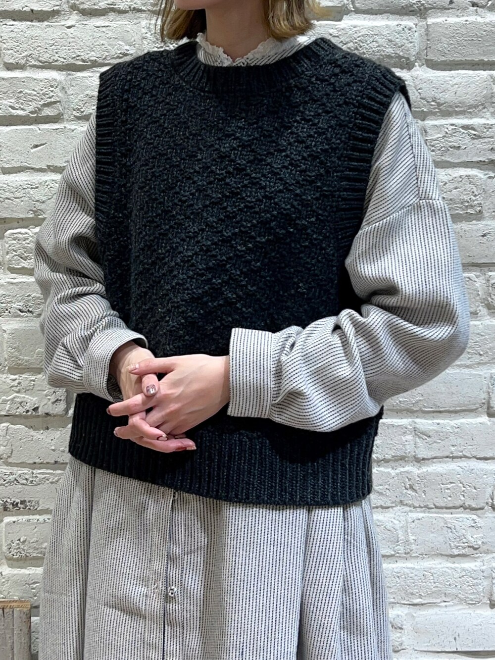「サマンサ モスモス(Samansa Mos2)、Samansa Mos2、SM2、冬コーデ、ゆるコーデ、ワントーンコーデ、レイヤードスタイル、モノトーン、ロングコート、キルティング、ワンピース、シャツワンピ、ストライプ、ベスト、ニットベスト」｜「Samansa Mos2のぽこぽこニットベレー帽（ハンチング/ベレー帽、ブラック系）」を使った、いっしき🐻さん（レディース・163cm）の秋コーディネートの3枚目の写真