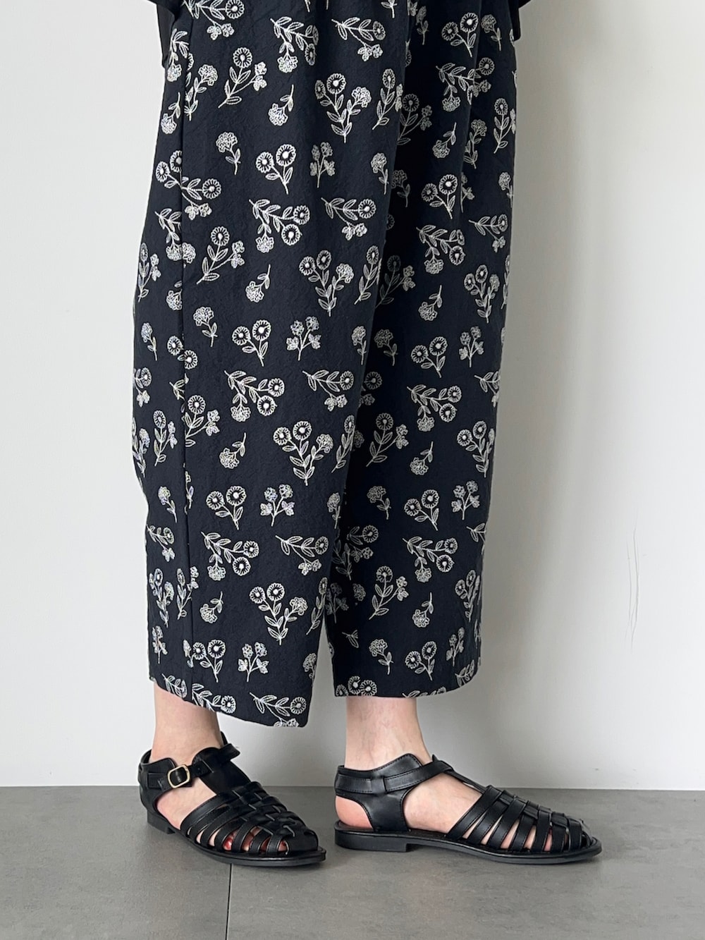 「サマンサ モスモス(Samansa Mos2)、Samansa Mos2、SM2、夏コーデ、ゆるコーデ、モノトーンコーデ、シャツコーデ、レース、刺繍、ワイドパンツ、サンダル、メッシュサンダル」|「Samansa Mos2のパーツレース貼りカットソー(Tシャツ/カットソー、ホワイト系)」を使った、いっしき🐻さん(レディース・164cm)の春コーディネートの5枚目の写真
