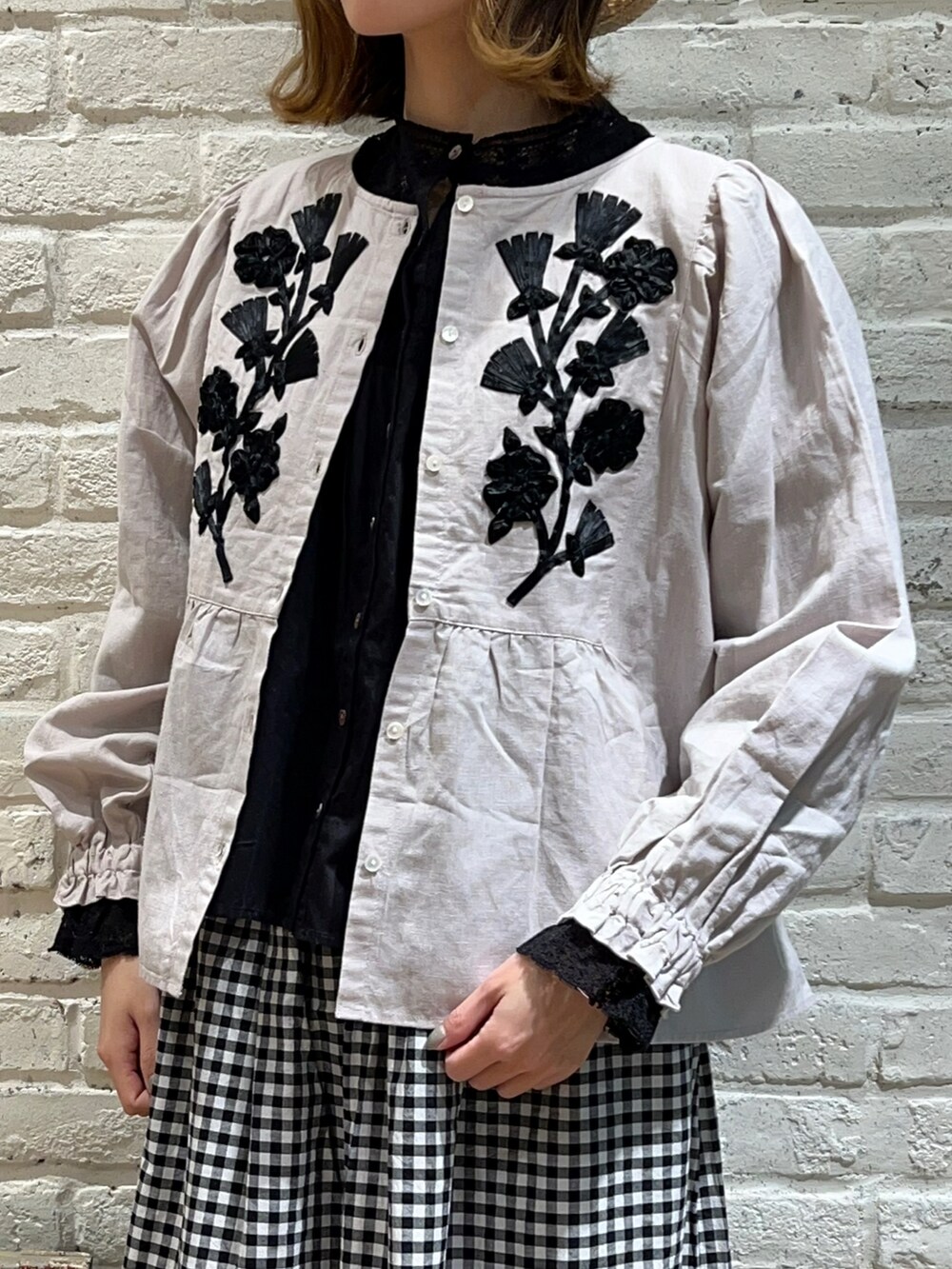 ブラック系のシャツ/ブラウス、グレー系のシャツ/ブラウス、グレー系のスカートを着用したレディースの春コーディネートの2枚目の写真