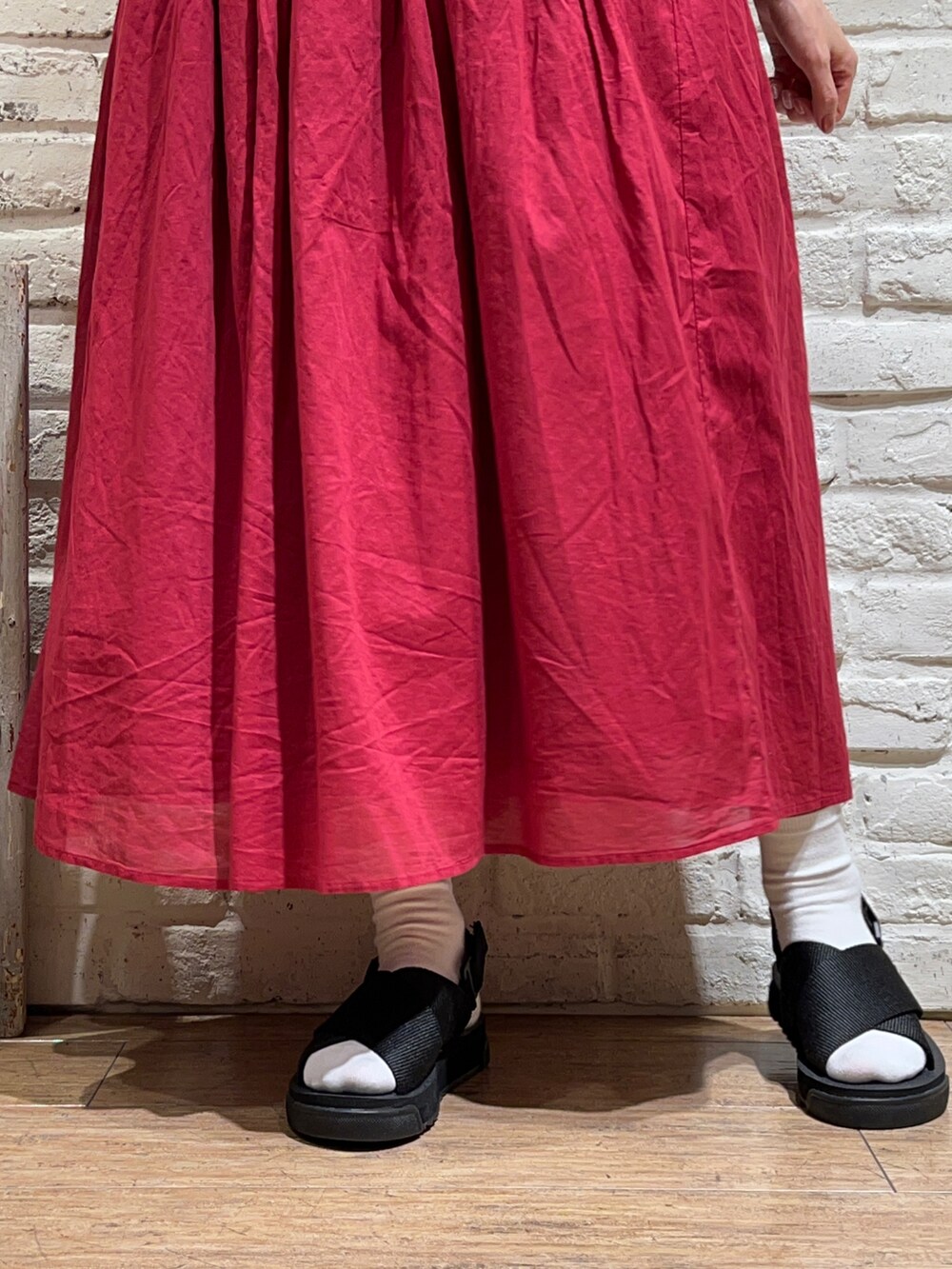 ブラック系のシャツ/ブラウス、ブラック系のボディバッグ/ウエストポーチ、ブラック系のサンダルを着用したレディースの夏コーディネートの5枚目の写真