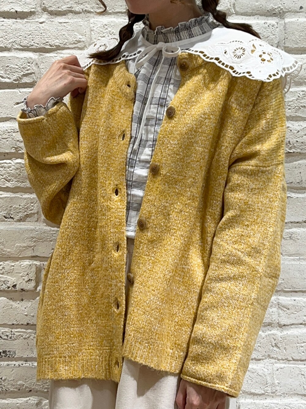 ホワイト系のシャツ/ブラウス、イエロー系のカーディガン/ボレロ、ホワイト系のその他パンツを着用したレディースの冬コーディネートの2枚目の写真