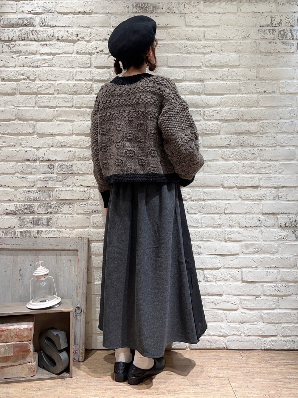 ブラウン系のニット/セーター、グレー系のスカート、その他のその他を着用したレディースの冬コーディネートの4枚目の写真